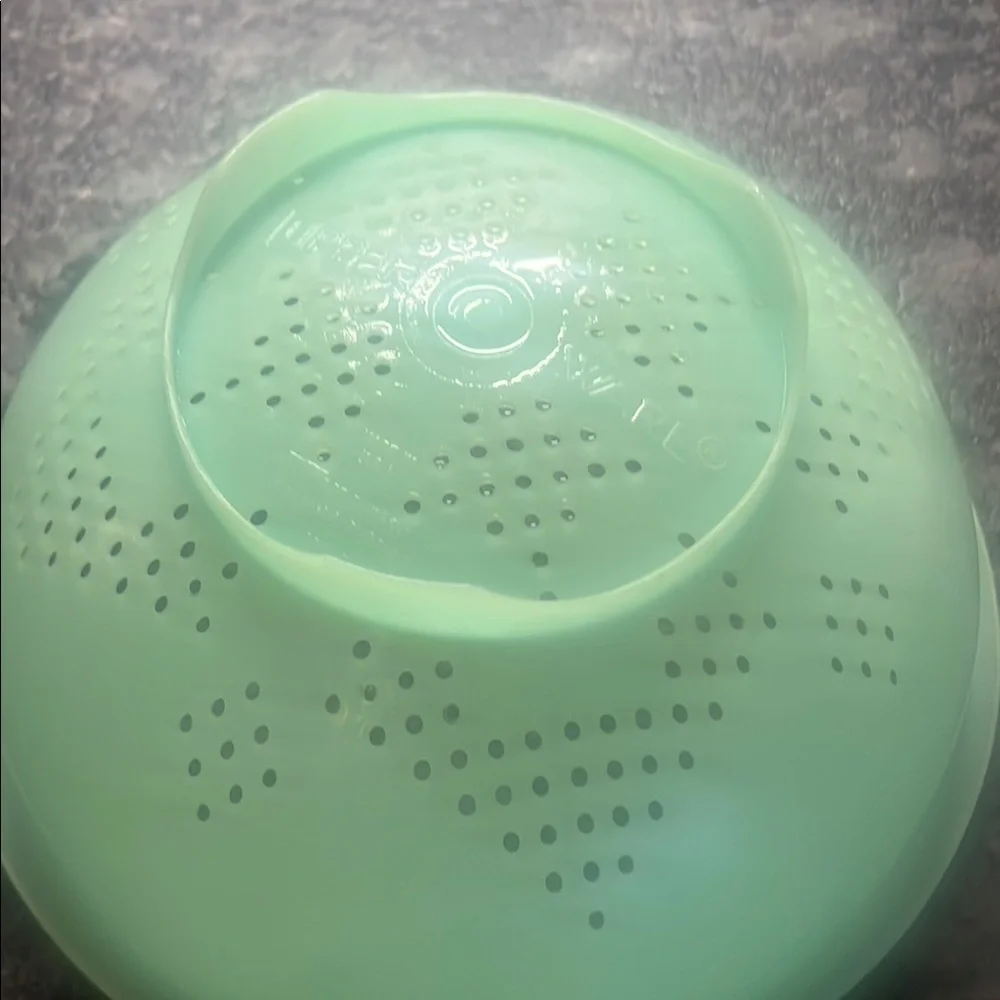Vintage Tupperware Green Colander 9 inch. Great condition